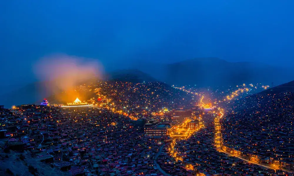 2026 RoamFun Sichuan-Tibet [Eastern Tibet Hidden Realm] Seda Buddhist Academy + Derge Scripture Printing House + Zizhu Temple + Buja Snow Mountain + Sapu Holy Mountain + Namtso 11-Day Tour - Sichuan-Tibet Highway 2
