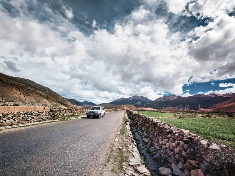 G318 Gas & Charging Complete Guide: Can EVs Really Drive the Sichuan-Tibet Highway? - Transport Guides
