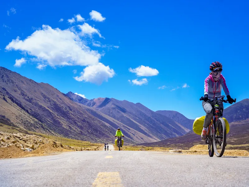 Solo Female Travel on the Sichuan-Tibet Highway: Safety Guide from Accommodation to Ridesharing - Travel Tips