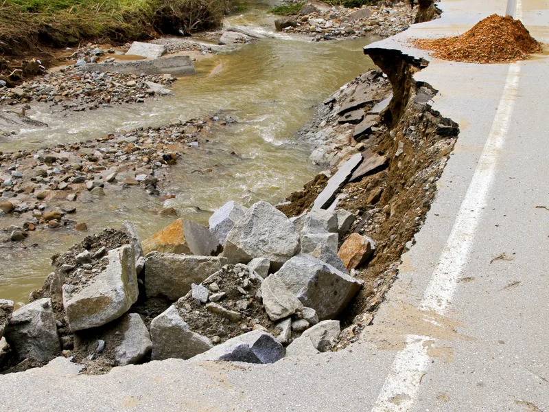 G318 Rainy Season Survival Guide: Landslides, Mudslides, Black Ice — How to Safely Navigate June to September - Travel Tips