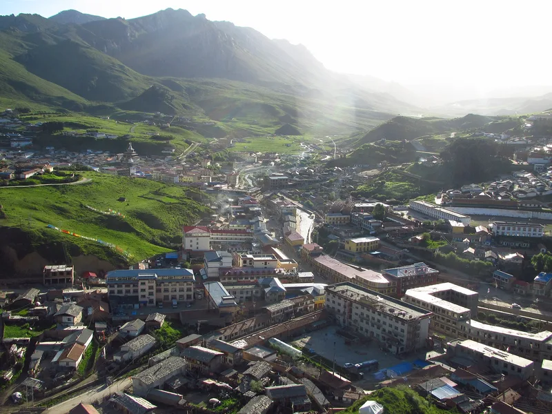 Xiahe to Langmusi: How Far? 190 km in 4 Hours — Segments, Road Conditions and Where to Stay - Route Guides