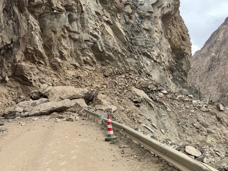 Tasha Ancient Road & Panlong Ancient Road Deep-Dive Guide: Cliffside Drives Through the Kunlun, the Legendary Off-Road Route of Xuanzang's Return