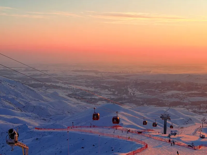 Xinjiang in Winter: Altay Skiing, Hemu Snow Village & Kanas Blue Ice (Full Guide)